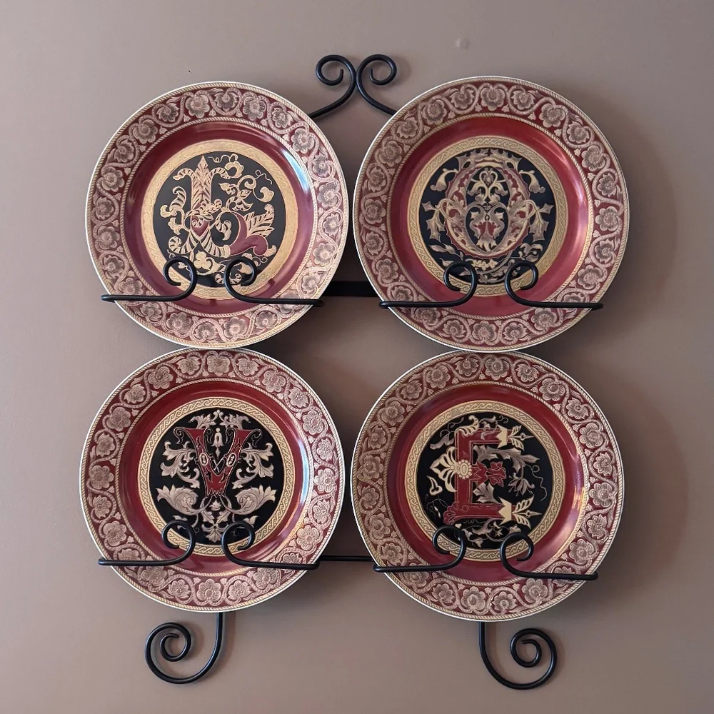 Price Drop!! ⬇️ Wrought iron display and four decorative plates by Oriental
